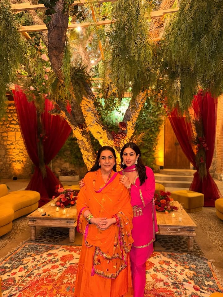 Sara's amazing bonding was seen here with her mother. Fans are also very fond of this traditional look of both.