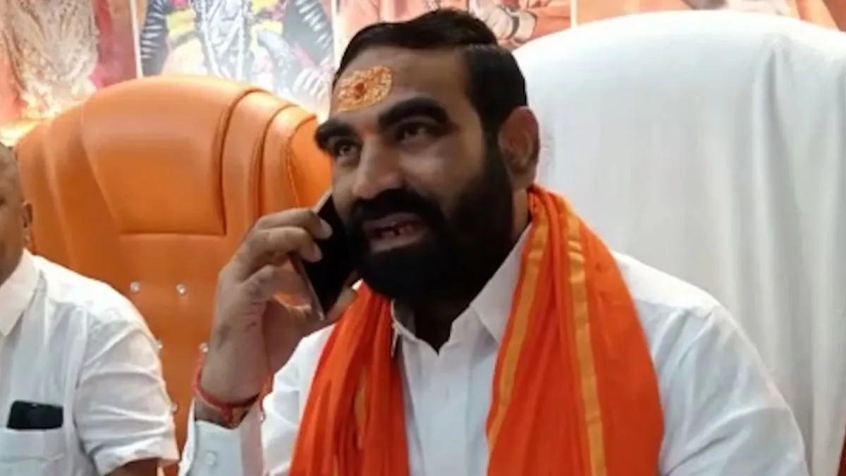 हात-पाय सलामत ठेवायचे असेल तर शेतकऱ्यांना मदत करा, नाहीतर सगळ्या ऑफिसचा चुराडा करणार, संतोष बांगर यांची पीक विमा अधिकाऱ्याला धमकी