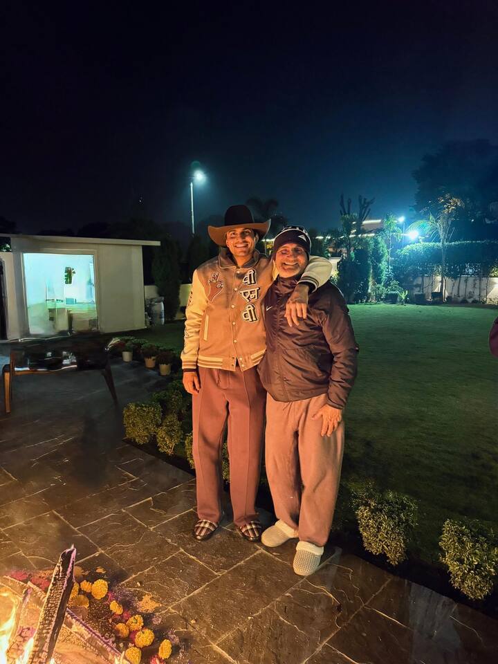 शुभमन काफी लक्जरी लाइफ जीते हैं. उनके पास पंजाब के फिरोजपुर जिले के जयमल सिंह गांव में एक आलीशान घर है और मुंबई में एक लक्जरी अपार्टमेंट भी है. वहीं गिल के कार कलेक्शन में Range Rover Velar, Mercedes Benz E350 और Mahindra Thar है.