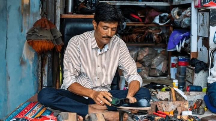 इस योजना में लाभार्थियों को हर दिन 500 रुपये तक की आर्थिक सहायता और सस्ता लोन दिया जाता है. इस योजना का फायदा बढ़ई, लोहार, सुनार, कुम्हार, दर्जी, मोची, राजमिस्त्री, नाई, धोबी इस तरह के पारंपरिक काम करने वाले लोगों को मिलता है.