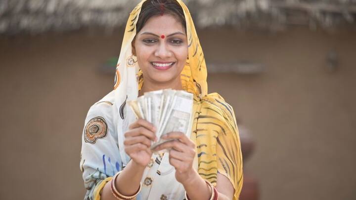 महिला रोजगार योजना के तहत पात्र महिलाओं को 10000 रुपये की आर्थिक सहायता दी जाती है. योजना के तहत लाभ ले रहीं महिलाओं को अबतक 2 किस्तें भेजी जा चुकी हैं. हालांकि कई लाभार्थियों के खातों में अभी तक पैसा नहीं पहुंचा है.