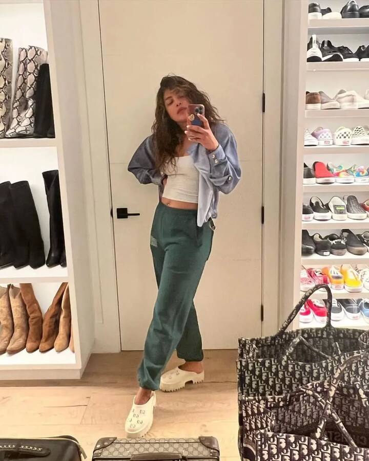 प्रियंका चोपड़ा - प्रियंका चोपड़ा शादी के बाद विदेश में सेटल हो चुकी हैं. वहां एक्ट्रेस अपने बड़े से बंगले में ठाठ से रहती हैं. एक्ट्रेस ने अपने वॉर्डरोब का व्हाइट थीम पर सजाया है. ये एरिया काफी बड़ा है. अक्सर एक्ट्रेस यहां सेल्फी लेती नजर आती हैं.