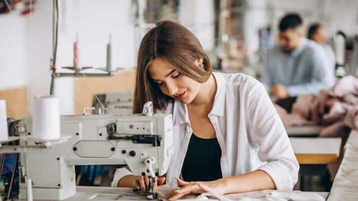 इस योजना में प्रशिक्षण और आधुनिक उपकरणों की सुविधा भी दी जाती है. पारंपरिक कारीगरों को नई तकनीक और बाजार की जरूरतों के हिसाब से तैयार किया जा रहा है. सरकार विश्वकर्मा योजना के जरिए लोगों को अपने छोटे बिजनेस को बढ़ाने में मदद देना है.