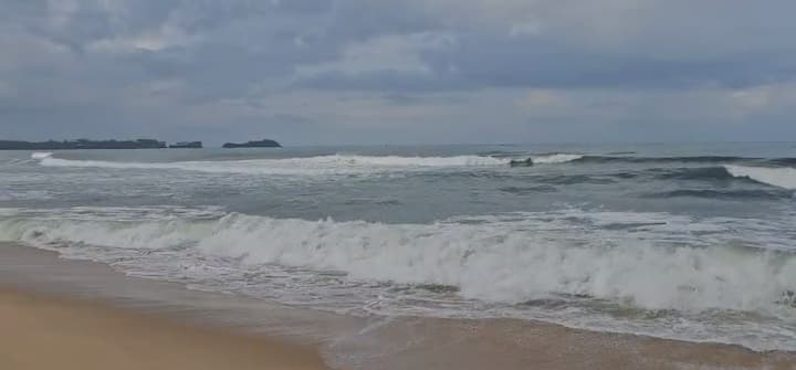 इतर आठ पर्यटकांपैकी एकाला वाचवण्यात आले. आतापर्यंत चौघांचे मृतदेह सापडले. तर तीनजण बेपत्ता आहेत. त्यांचा शोध रात्री उशिरापर्यंत सुरू होता.