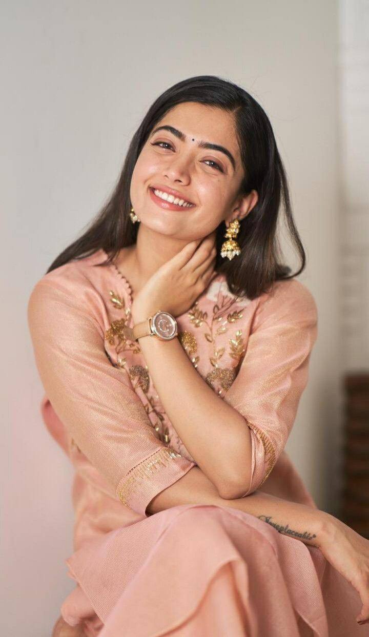 रश्मिका मंदाना हिला भारताची नॅशनल क्रश म्हणूनही ओळखले जाते. रिपोर्टनुसार, 'छावा' या अभिनेत्रीची एकूण संपत्ती 66 कोटी रुपये आहे. तिने तिच्या प्रत्येक चित्रपटासाठी 4-8 कोटी रुपये मानधन घेतली आहे.