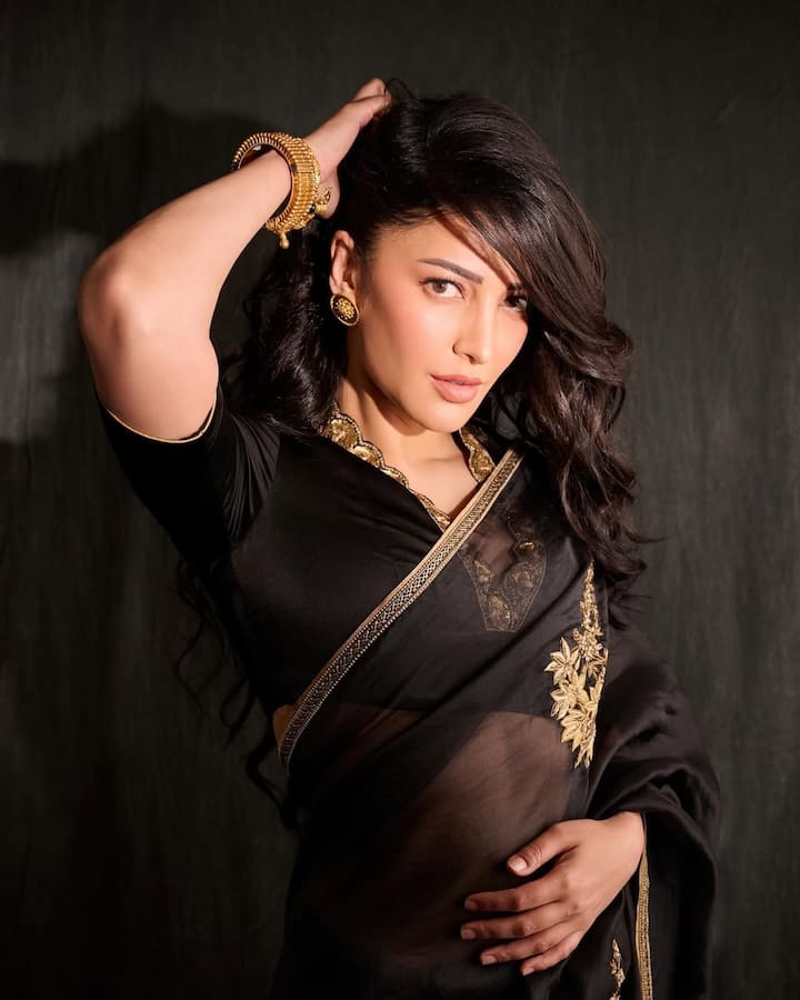His pictures are always in discussion on social media. Whether it is a red carpet event, film promotion or family function, Shruti's style and beauty attracts people's attention everywhere.