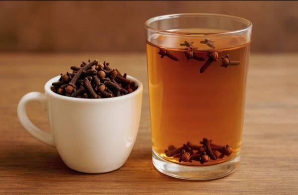 लवंगात असलेले अँटीबॅक्टेरियल आणि अँटीफंगल गुणधर्म दात आणि हिरड्या मजबूत करतात तसेच हिरड्यांच्या सूज कमी करण्यास मदत करतात. त्याचवेळी, लिंबू दातांचा पिवळेपणा आणि दुर्गंधी दूर करण्यास उपयुक्त आहे.