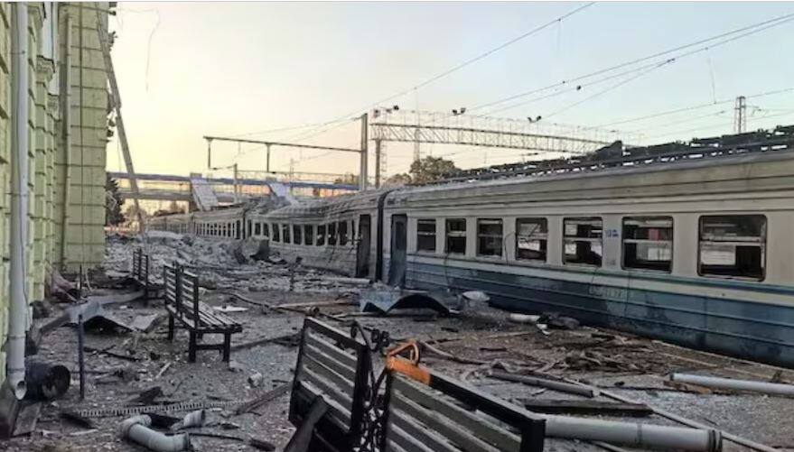 Russia launches major air strike on Ukraine ਰੂਸ ਨੇ ਯੂਕਰੇਨ 'ਤੇ ਕੀਤਾ ਵੱਡਾ ਹਵਾਈ ਹਮਲਾ..., ਯਾਤਰੀ ਰੇਲਗੱਡੀ ਤੇ ਰੇਲਵੇ ਸਟੇਸ਼ਨ 'ਤੇ ਕੀਤੇ ਬੰਬ ਧਮਾਕੇ, ਕਈ ਜ਼ਖ਼ਮੀ