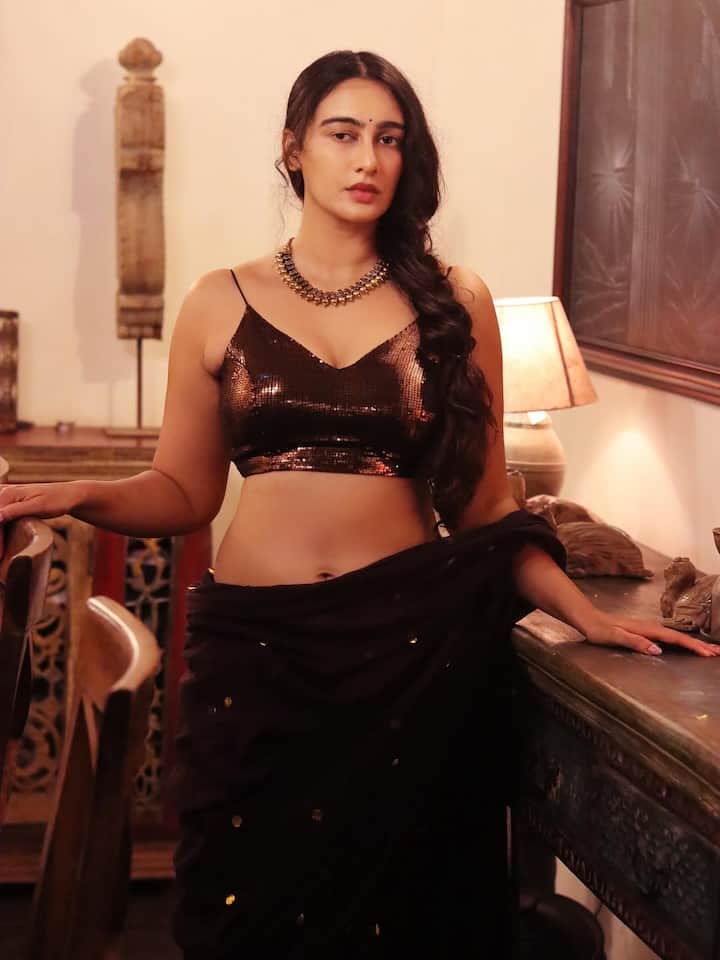 इन तस्वीरों में उनका बोल्ड और हॉट अंदाज देख फैन्स हैरान हैं। फैंस इन तस्वीरों पर दिल और फायर इमोजी के साथ कातिलाना पोज देते हुए जोरदार कमेंट कर रहे हैं।