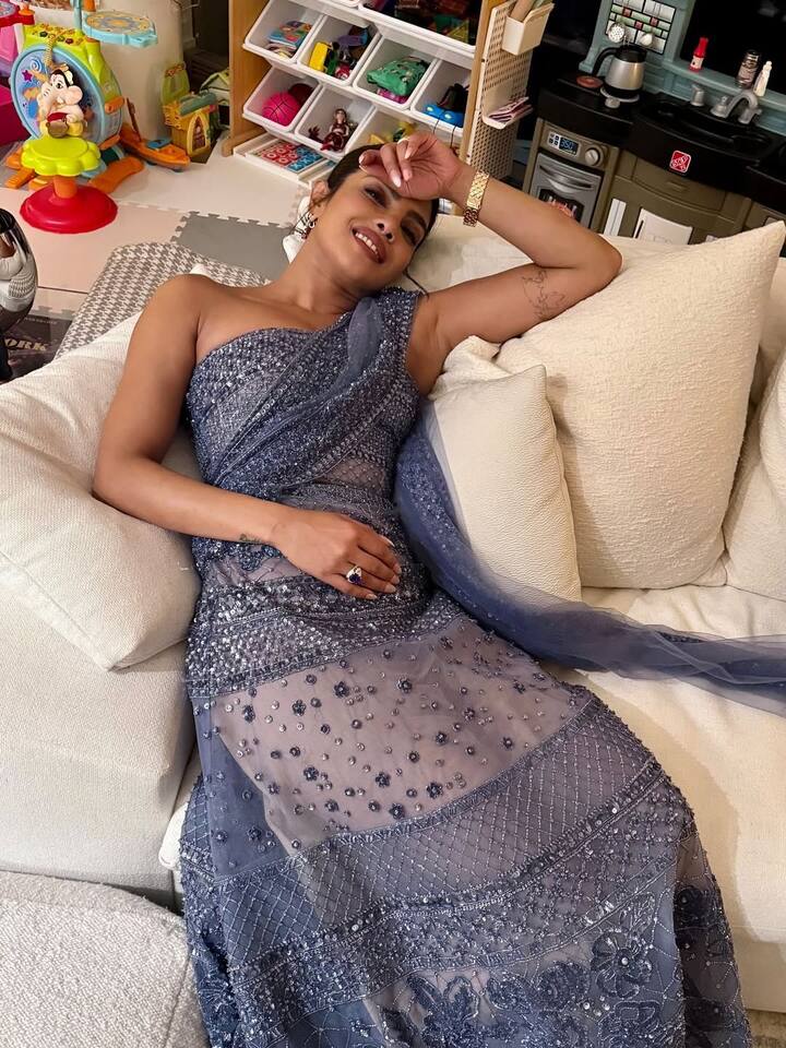 Priyanka selected Bulgari Jewels to complete this look, a gold bracelet watch, big safire ring, diamond ring and magnificent earrings of Stone.