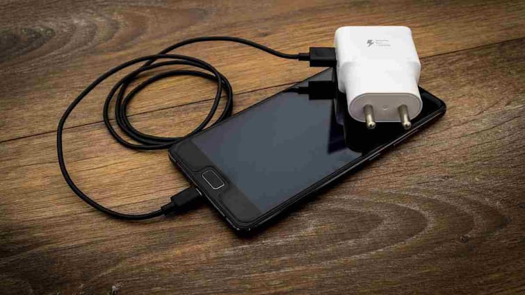 Fast Charging है खतरनाक? जानिए आपके स्मार्टफोन पर क्या होता है असर