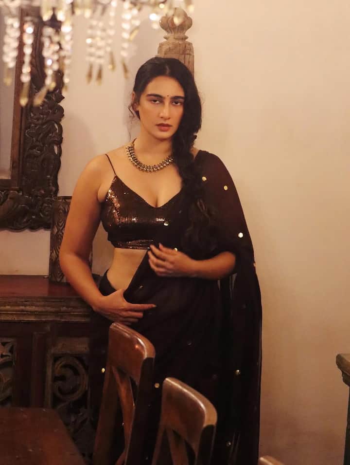 हाल ही में मेघा शुक्ला ने इंस्टाग्राम पर बोल्ड पोज देती तस्वीरें शेयर कीं, जिसने इंटरनेट पर तहलका मचा दिया।