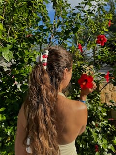 हार्दिक पांड्या से ब्रेकअप के बाद यूं लाइफ एंजॉय कर रही हैं जैस्मिन वालिया,  व्हाइट बिकिनी में फ्लॉन्ट किया हसीन लुक