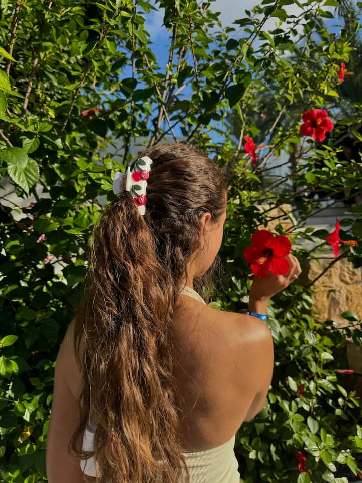 इन दिनों जैस्मिन विदेश में हैं. जहां वो समुद्र किनारे मस्ती करती हुई दिखाई दी. तस्वीरें शेयर करते हुए जैस्मिन ने लिखा, ‘इससे बेहत्तर जगह के बारे में नहीं सोचा जा सकता.’