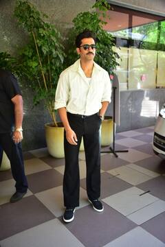 मूंछों में दिखा विक्की कौशल का स्वैग, येलो शर्ट में गॉगल्स लगाकर लगे एकदम हैंडसम