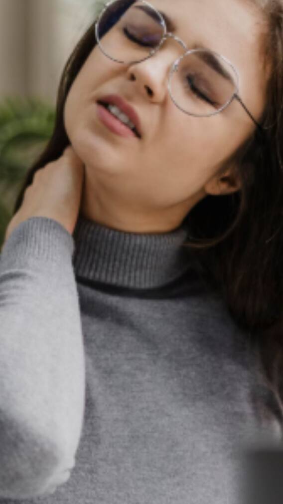 ঘাড়ে ব্যথা ভোগাচ্ছে? মুক্তি পান এই উপায়ে…