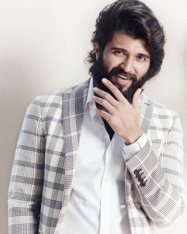 अनेक रिपोर्टनुसार, त्यांची एकूण संपत्ती 50-70 कोटी रुपयांच्या दरम्यान आहे. लायगर अभिनेत्याच्या उत्पन्नाच्या  त्याच्या चित्रपटांमधून  त्याचे फॅशन लेबल राउडी क्लब आणि व्हॉलीबॉल संघाची मालकी यांचा समावेश आहे. तो अनेक एंडोर्समेंट डीलमधूनही भरपूर कमाई करतो.