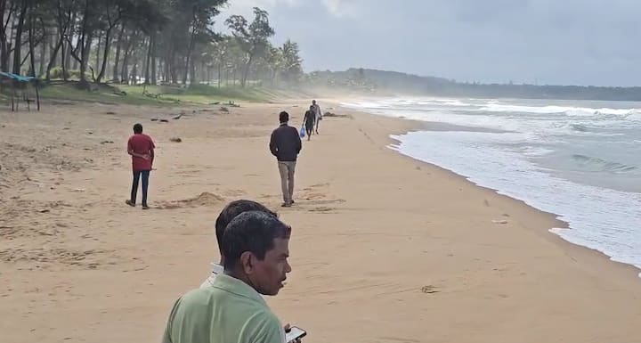 इसरा इम्रान कित्तूर, वय वर्ष १७. रा. लोंढा, बेळगाव या तरुणीला समुद्रातून बाहेर काढण्यात आले आहे.