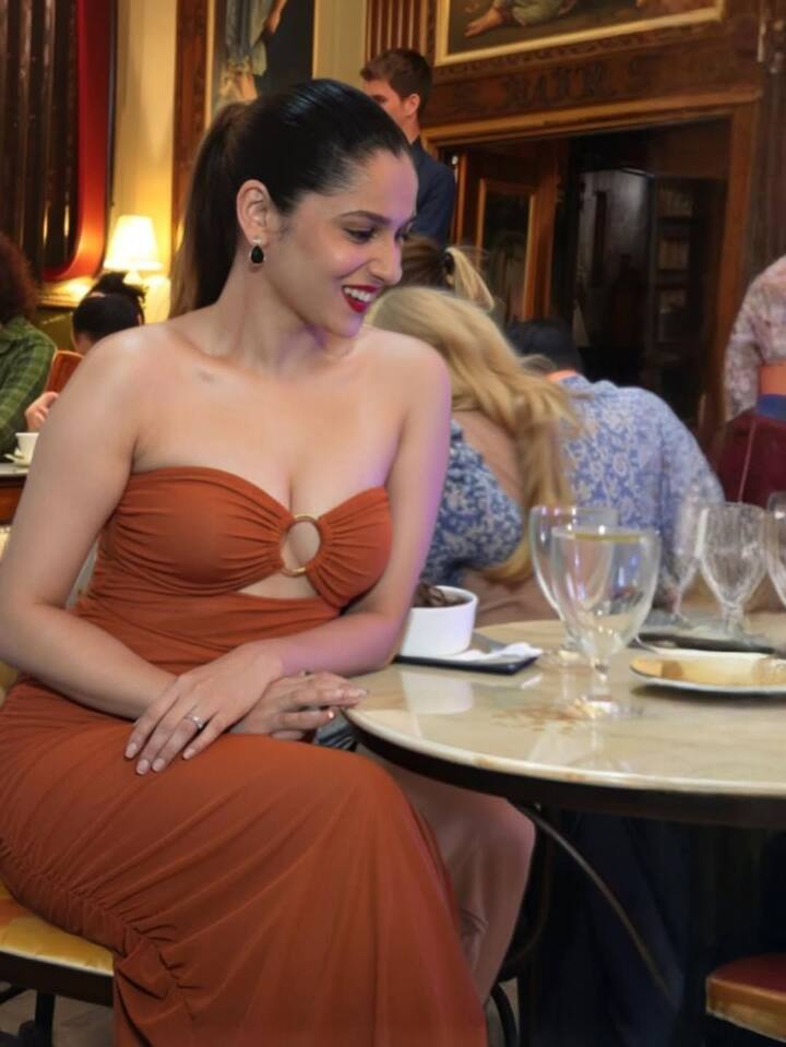 In these pictures, the actress's very glamorous look was seen. Ankita was seen in the photos in an orange color dress.