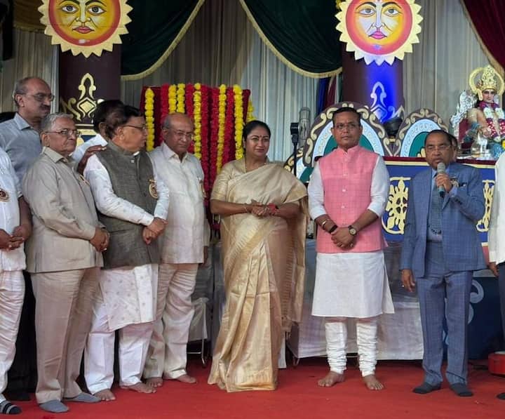 लीला के महामंत्री जगमोहन गोटेवाला ने बताया कि दिल्ली की मुख्यमंत्री रेखा गुप्ता लीला का अवलोकन करने पहुंची थी, जिनका समिति के पदाधिकारियों ने भव्य स्वागत कर उन्हें प्रतीक चिन्ह और प्रसाद भेंट स्वरूप दिया.