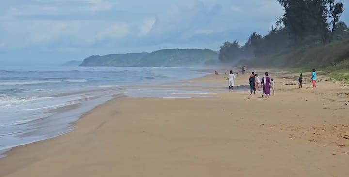 आज सकाळी शिरोडा वेळागर समुद्रात बुडालेल्या पर्यटकांपैकी अजून एकाचा मृतदेह आरवली सागरतीर्थ येथे सापडला. लोंढा-बेळगाव येथील कित्तुर कुटुंबातील चार जणांचे मृतदेह सापडले आहेत.