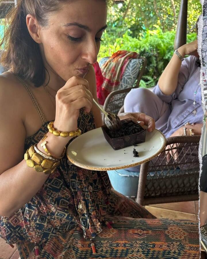 करीना ने सोहा के साथ ढेर सारी फोटोज शेयर की हैं. किसी में वो करीना के साथ पोज दे रही हैं तो किसी में केक खाती नजर आ रही हैं.