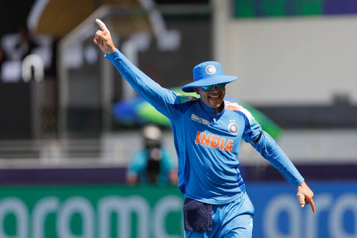 BCCI गिल को हर मैच के लिए अलग फीस देता है. उन्हें टेस्ट के लिए ₹15 लाख, वनडे के लिए ₹6 लाख और टी20 के लिए ₹3 लाख मिलता है.