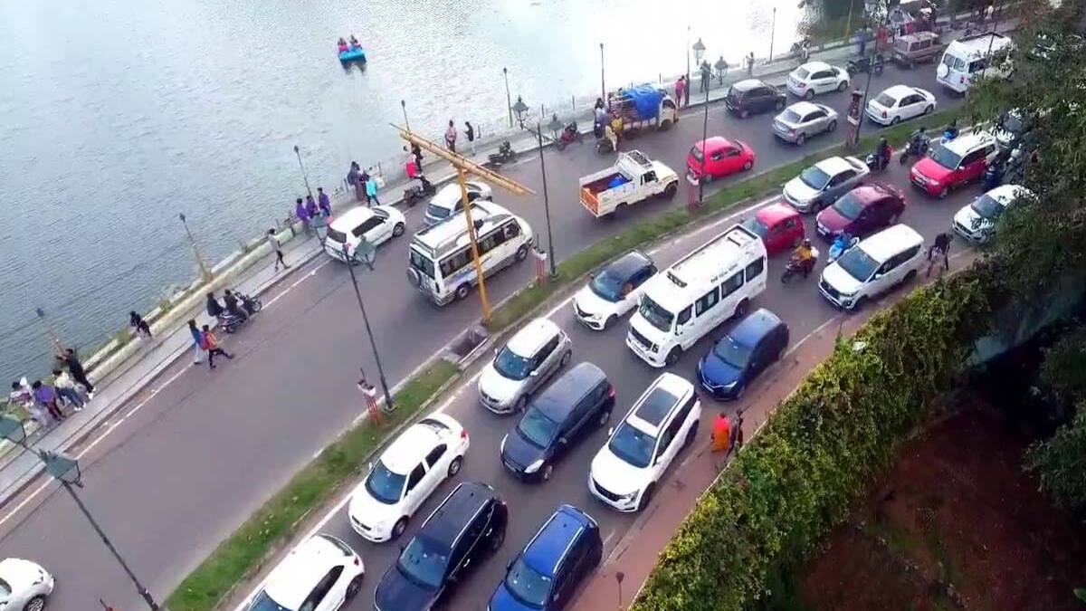 கொடைக்கானலில் போக்குவரத்து நெரிசல்: தொடர் விடுமுறையால் சுற்றுலா பயணிகள் சிக்கி தவிப்பு