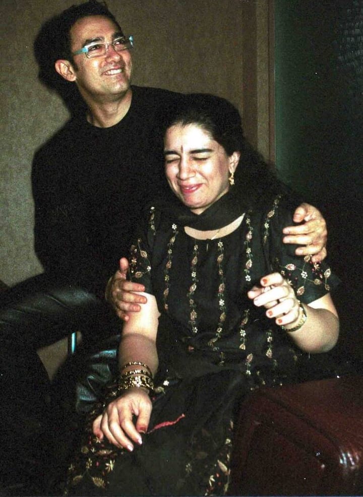 आमिर की मां और बहनें शादी के बारे में सुनकर रोने लगी थीं. लेकिन पिता ने इमोशनल होकर उन्हें गले लगा लिया और कहा अब जब शादी हो गई है तो दिक्कत क्या है. फिर एक्टर के परिवार वाले रीना के पेरेंट्स को मनाने पहुंचे. पहले तो उनकी मां ने मिलने से मना कर दिया.बाद में धीरे-धीरे सब ठीक हो गया.