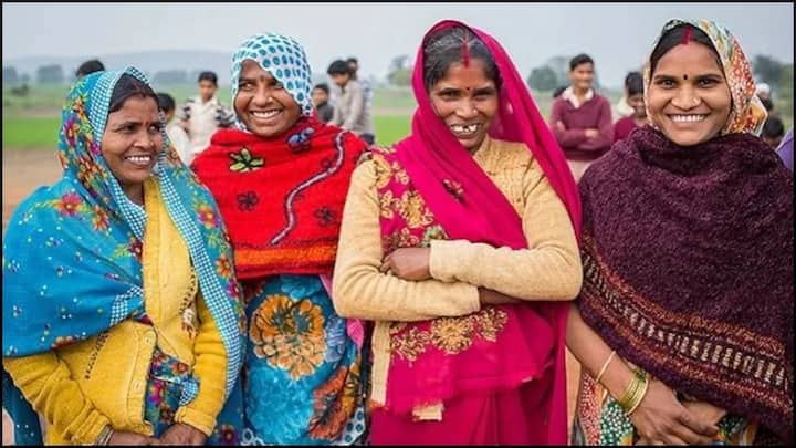 ऐसी में अब उन महिलाओं के मन में सवाल आ रहा है कि उन्हें किस्त के पैसे कब मिलेंगे. तो आपको बता दें सरकार की ओर से किस्त का पेमेंट अलग-अलग फेज के हिसाब से किया जा रहा है. जिससे सभी लाभार्थी महिलाओं के खाते में पैसे पहुंच सकें.