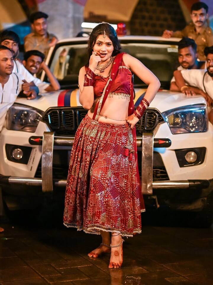 30 सप्टेंबरच्या पहाटे पुण्यातील नवले पूलावर नृत्यांगना गौतमी पाटीलच्या गाडीने रिक्षाला धडक दिली, ज्यात रिक्षाचालक सामाजी विठ्ठल मरगळे गंभीर जखमी झाला. अपघाताच्या वेळी गौतमी पाटील कारमध्ये नव्हती.