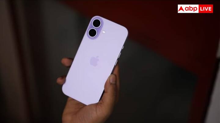 यदि आप भारत में आईफोन 17 ला रहे हैं तो सीमा शुल्कों को जानना काफी ज्यादा जरूरी है. आपको बता दें कि 50000 से ज्यादा कीमत वाले फोन के लिए 38.5% कस्टम ड्यूटी देनी होती है. इसमें 35% मूल सीमा शुल्क और 3.5% अधिभार शामिल है.