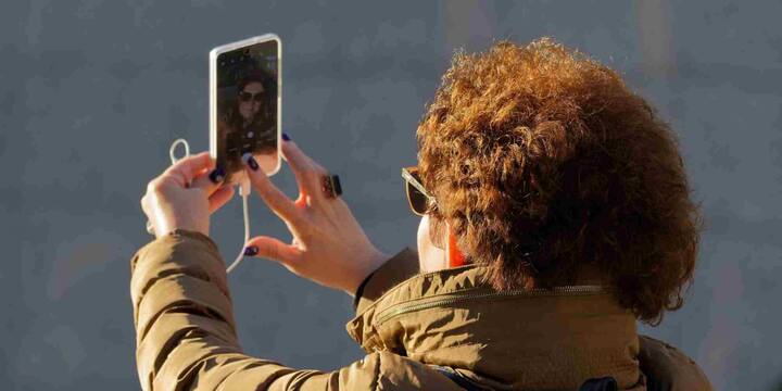 इमरजेंसी स्थितियों में मोबाइल कॉल जीवन बचाने वाला जरिया बन सकते हैं अगर किसी इलाके में जैमर चल रहा हो तो मदद पहुंचने में देरी हो सकती है. इसलिए अधिकांश नियम-कानूनों के मुताबिक जैमर केवल सुरक्षा या रक्षा विभागों और उन सरकारी संस्थानों को सीमित परिस्थितियों में इस्तेमाल की अनुमति होती है जिनके पास आधिकारिक मान्यता हो.