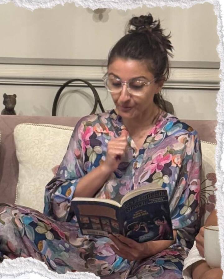 करीना ने फोटोज शेयर करते हुए लिखा-किताबें, शुगर-फ्री केक और अपने भाई और मेरे लिए तुम्हारा प्यार कभी खत्म न हो. तुम फनी, सपोर्टिव और प्यारी हो… जन्मदिन मुबारक हो ननद. लव यू ऑलवेज.