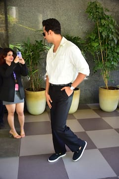 मूंछों में दिखा विक्की कौशल का स्वैग, येलो शर्ट में गॉगल्स लगाकर लगे एकदम हैंडसम