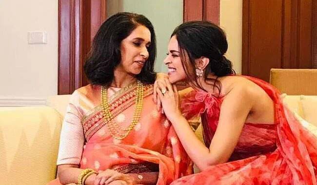 दीपिका पादुकोण अपनी मां उज्जला पादुकोण के साथ काफी अच्छा बॉन्ड शेयर करती हैं.