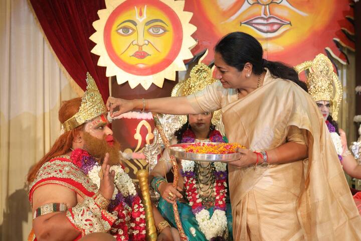 मुख्यमंत्री ने मंच पर भगवान श्रीराम का तिलक कर अपने श्रद्धाभाव व्यक्त किए. राजतिलक के उपरांत लीला में योगदान देने वाले सभी स्वयंसेवकों, संस्थाओं और कर्मचारियों को सम्मानित एवं पुरस्कृत किया गया.