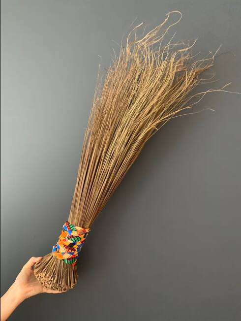 या व्यतिरिक्त, व्यक्तीला आर्थिक नुकसान सहन करावे लागू शकते. लोक अनेकदा निष्काळजीपणे घरात कुठेही झाडू ठेवतात. पण, वास्तुशास्त्रात झाडू ठेवण्याचे विशिष्ट नियम सांगितले आहेत.