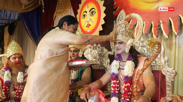 Delhi Ramlila: दिल्ली की मुख्यमंत्री रेखा गुप्ता ने लालक़िला ग्राउंड में 'राम तिलक' कार्यक्रम में भगवान राम का तिलक किया और समृद्धि की कामना की. उन्होंने कहा कि यह पर्व दीपावली का संदेश लेकर आया है.