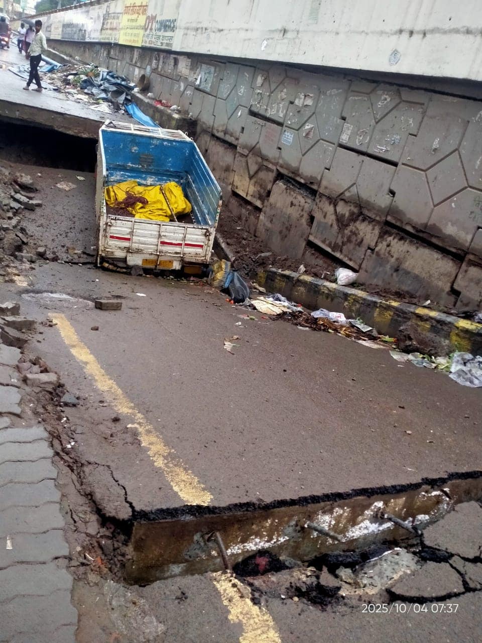 पटना में बारिश से बड़ा हादसा, 10 फिट नीचे धंसी सड़क, 2 गाड़ियां फंसी