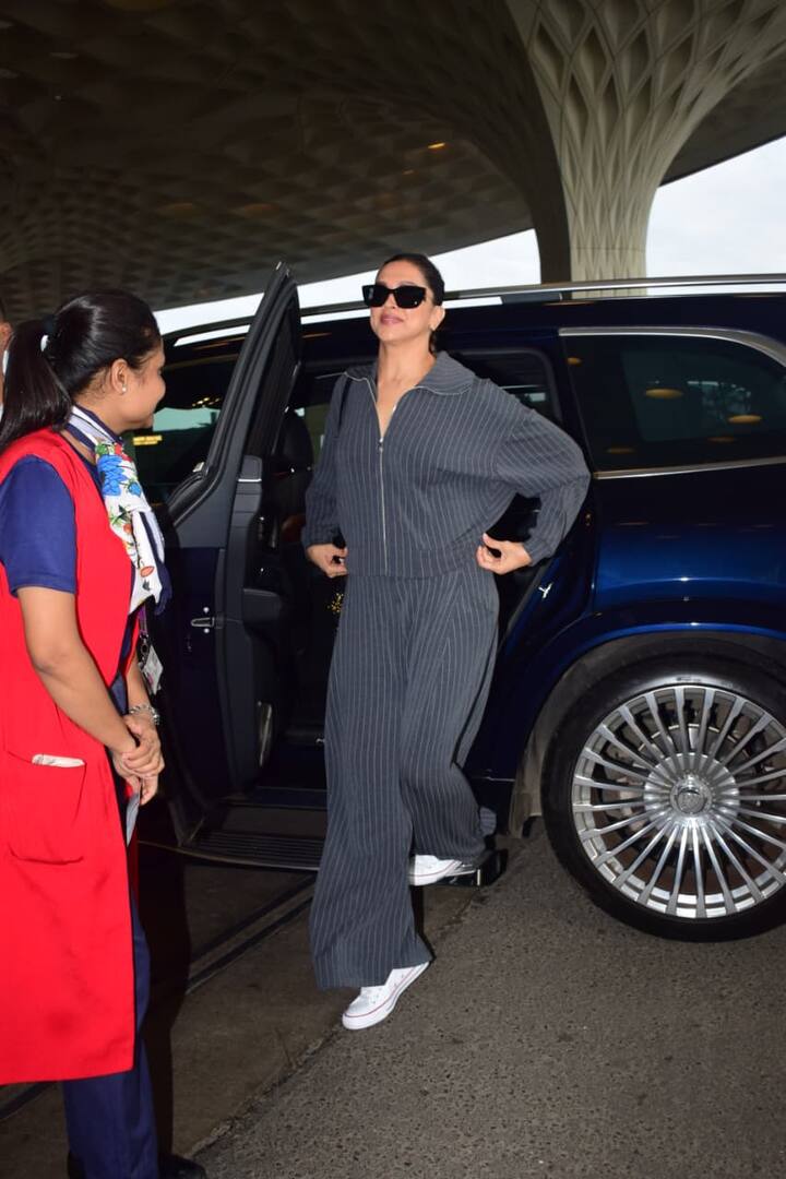 उन्होंने इस लुक को बड़े ब्लैक सनग्लासेस, छोटे हूप इयररिंग्स और एक स्लीक बन के साथ कंप्लीट किया था. दीपिका के इस लुक को फैंस खूब पसंद कर रहे हैं और उनकी तस्वीरें सोशल मीडिया पर छाई हुई हैं.