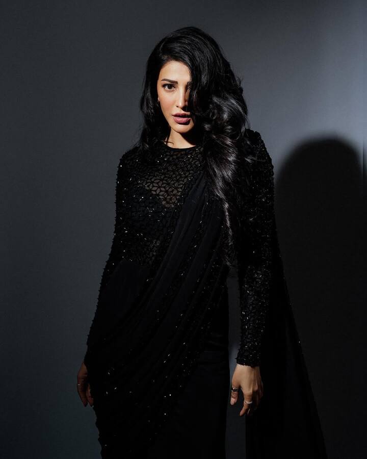 Fans praise both her beauty and talent. His pictures on social media are often viral and people comment that Shruti shows the merits of both mother and father.