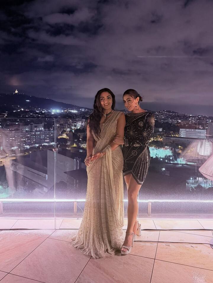 Sara Ali Khan has shared many pictures of the wedding functions. In some of this, she was seen posing with her friends, while in some with brother Ibrahim Ali and mother Amrita Singh.