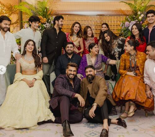 भाई अर्जुन कपूर हुए इमोशनल, खुशी-जाह्नवी ने होने वाले जीजा संग दिए पोज, अंशुला कपूर ने शेयर की रोहन ठक्कर संग अपनी सगाई की Inside तस्वीरें