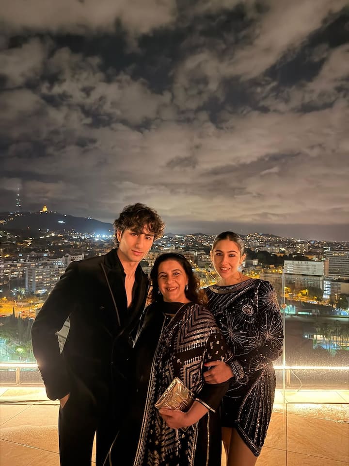 In a photo shared by Sara, both siblings appeared with their mother Amrita Singh. Looking at the three, it seems that he had twinned in a black outfit in a wedding function.