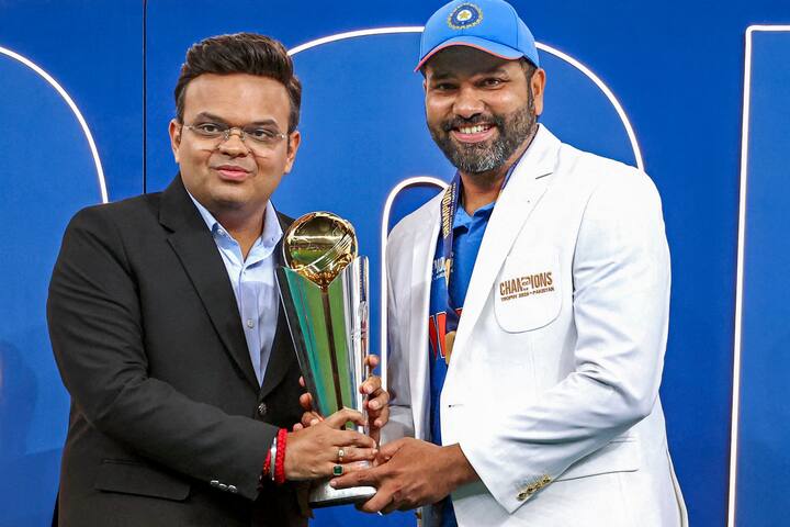 বছরের শুরুতে চ্যাম্পিয়ন্স ট্রফি জেতা সত্ত্বেও 'হিটম্যান' অধিনায়কের পদ হারালেন। রোহিত শর্মাকে এই অধিনায়কত্ব বদলের বিষয়ে জানানো হয়েছে বলেই জানান আগরকর।