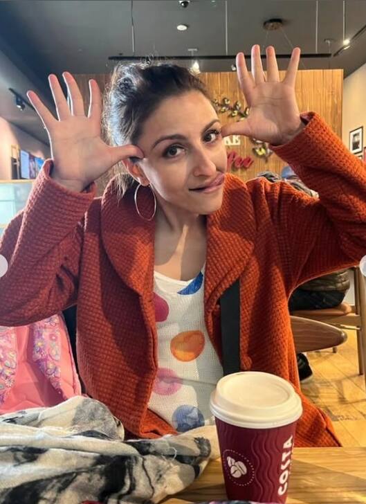 सबा ने सोहा की मस्ती करते हुए फोटोज शेयर करते हुए प्यार जताया है.