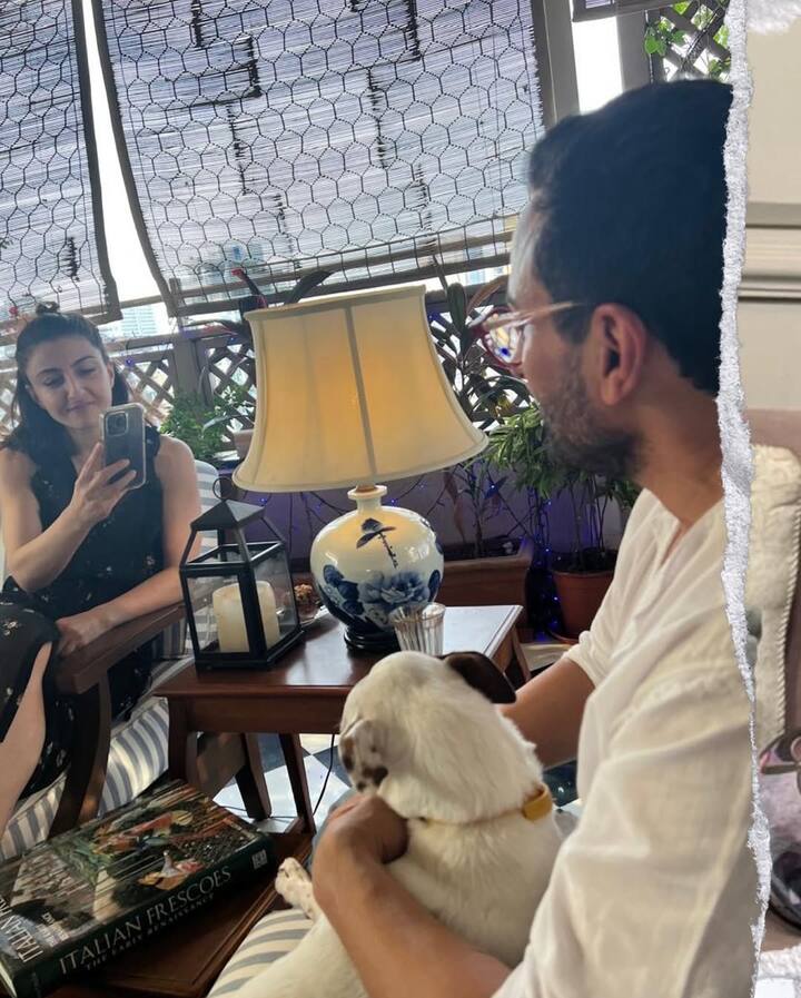 सोहा अपने भाई-भाभी से बहुत प्यार करती हैं. एक सैफ की फोटो क्लिक करते हुए भी तस्वीर शेयर की है.