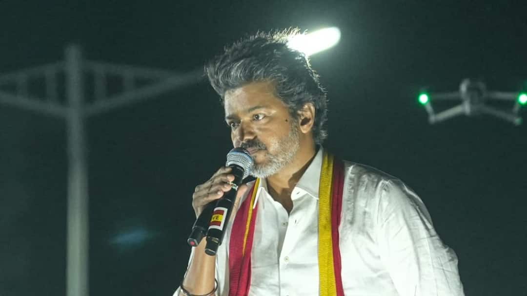 TVK Vijay: செல்வாக்கை இழந்த விஜய்.. நெருக்கடியை சமாளிக்கத் தெரியாதவரா? கரூர் விவகாரத்தில் தடுமாறும் தவெக!