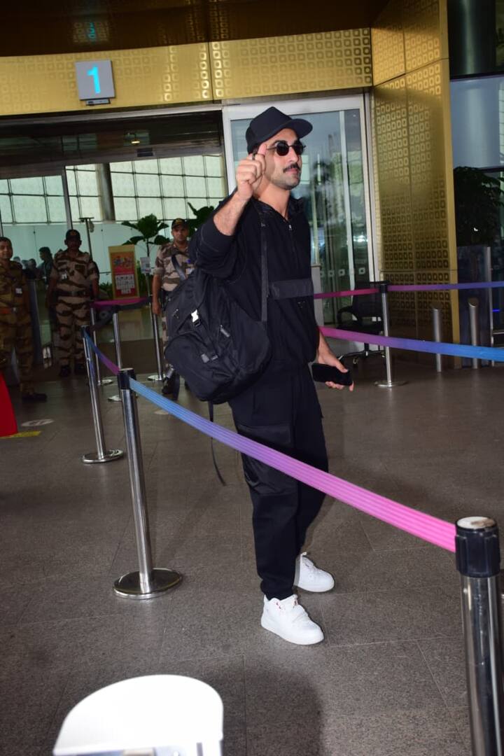 रणबीर कपूर ने ब्लैक कैप और सनग्लासेस भी लगाए हुए थे. उन्होंने इस दौरान पैप्स को वेव भी किया.